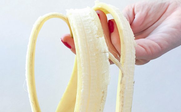Whitening teeth with banana peel
