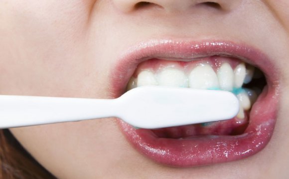 How to whiten the teeth naturally?